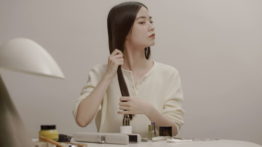 STEP3 髪全体にもすべらせたら、ヘアクリームやワックスで整える