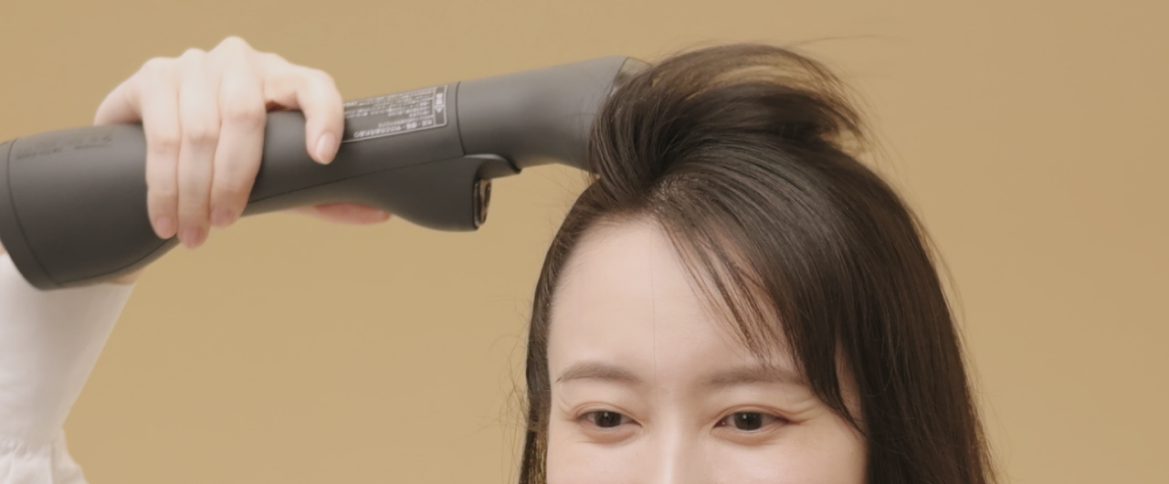 写真：ボリュームアップブラシを使用する様子