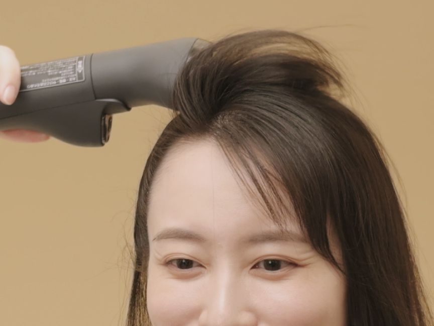 写真：ボリュームアップブラシを使用する様子