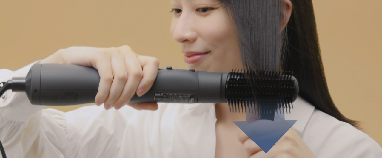 写真：エアスタイラーを髪に使用する様子