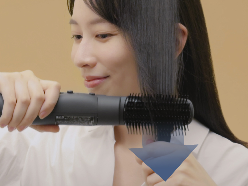 写真：エアスタイラーを髪に使用する様子