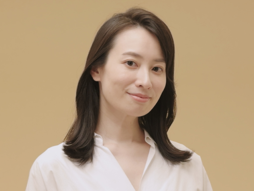 写真：セミロングの女性