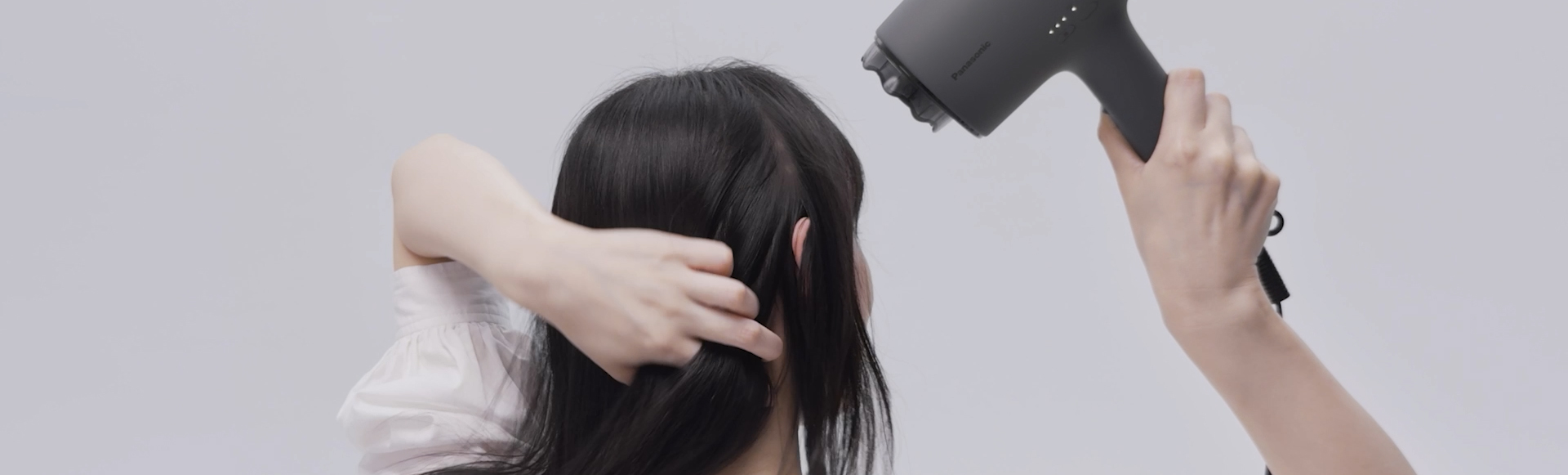 ドライヤーを使用している様子