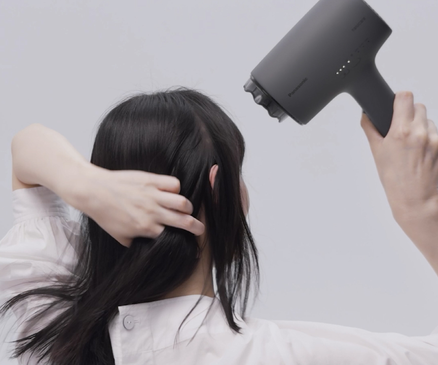 ドライヤーを使用している様子