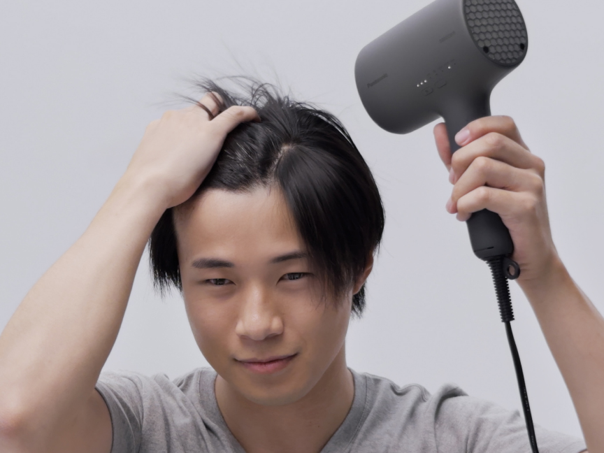写真：地肌にドライヤーの風をあてている様子