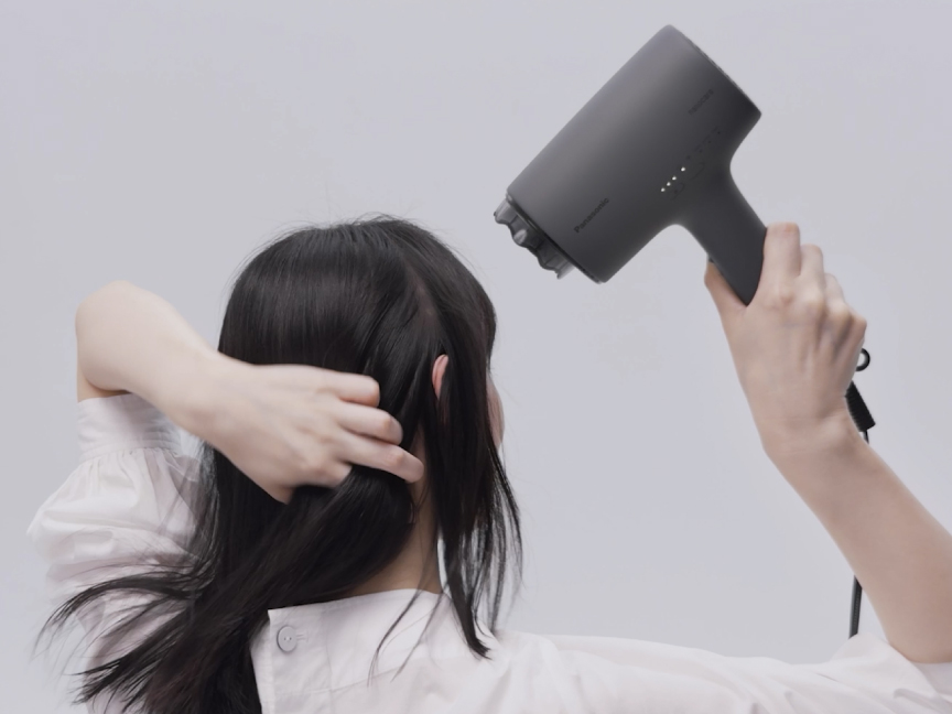 写真：ナイトキャップノズルを使用して髪を乾かすイメージ
