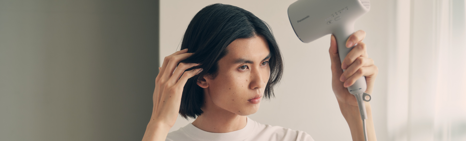 ドライヤーを使用している様子