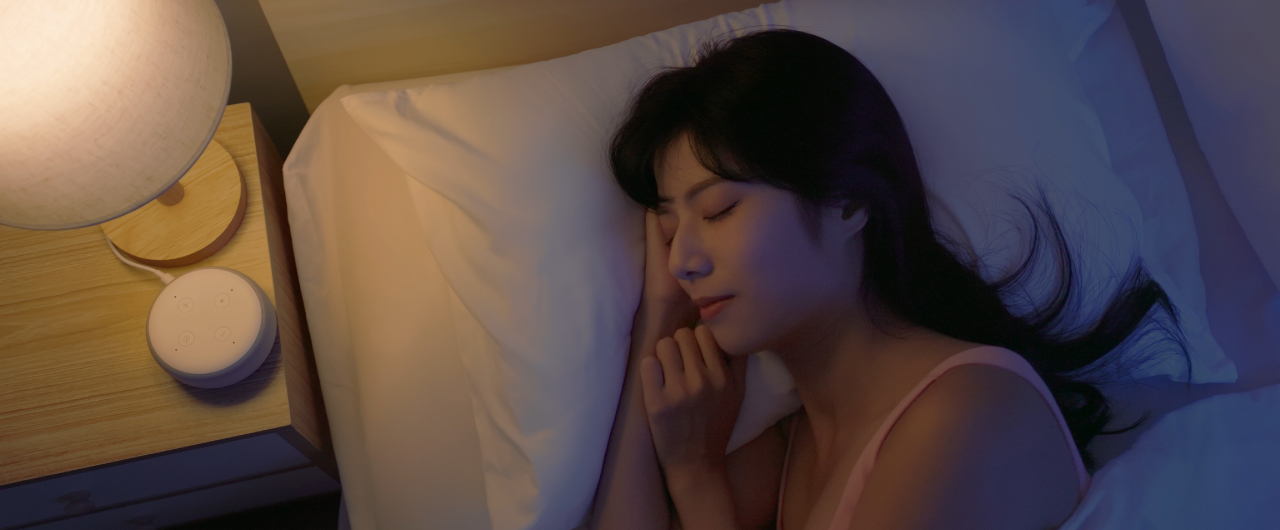 就寝中の女性イメージ