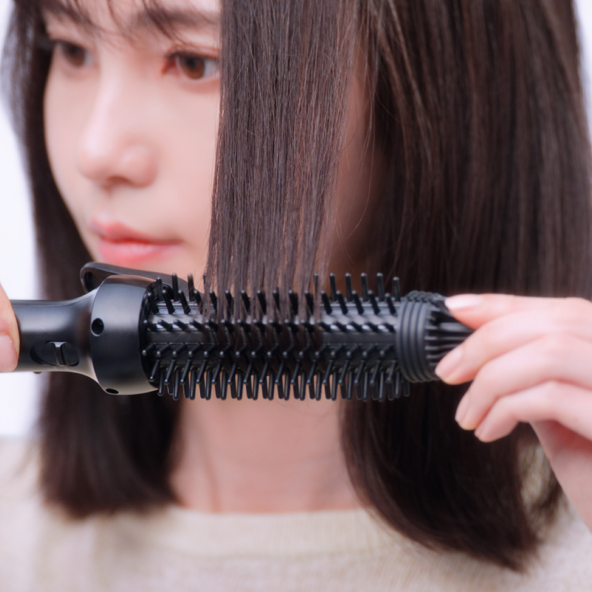 写真：毛先をはさむ様子