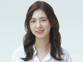 写真:カールヘアの女性の様子