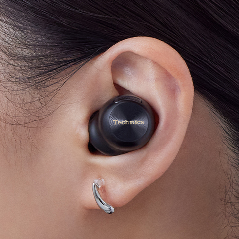 女性の肌にも黒は映えます