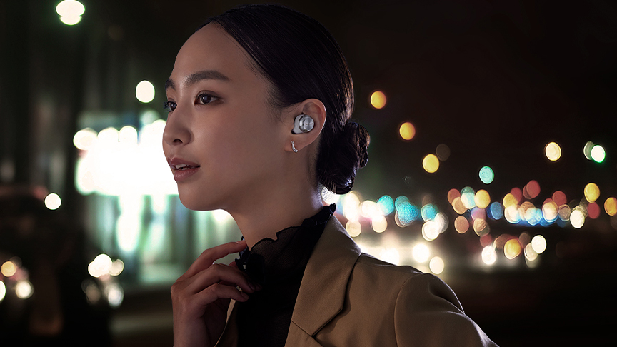 AZ100とともに夜の街を歩く