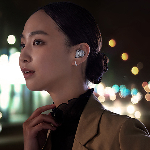 AZ100とともに夜の街を歩く