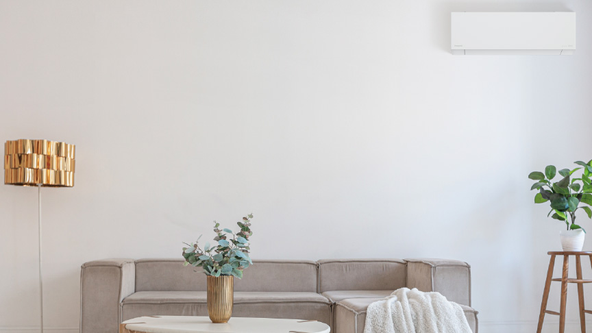 ホワイトのエアコンが部屋に馴染んでいるイメージ画像です