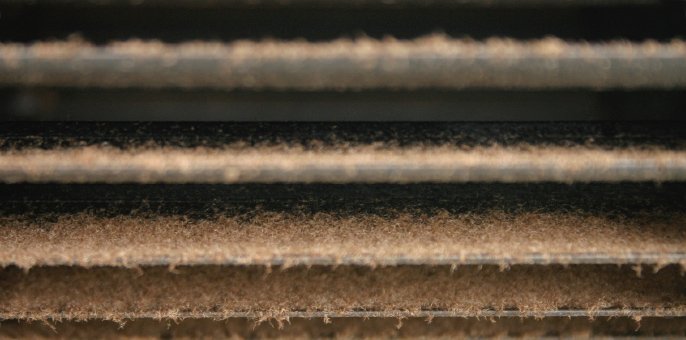 送風ファンに汚れがいっぱいついたイメージ画像です。