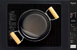 写真：鍋に水を入れ、中央に置く
