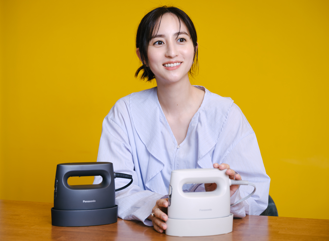 衣類スチーマーを日常的に使っているという堀田茜