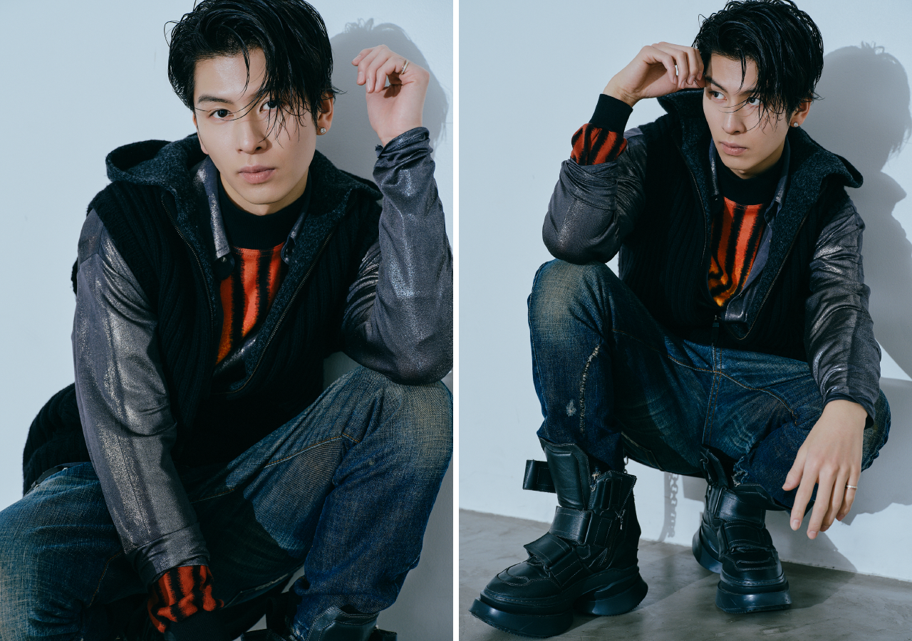 ビビッドなカラーリングのカットソーに光沢感のあるシャツ、ニットベストをレイヤード。