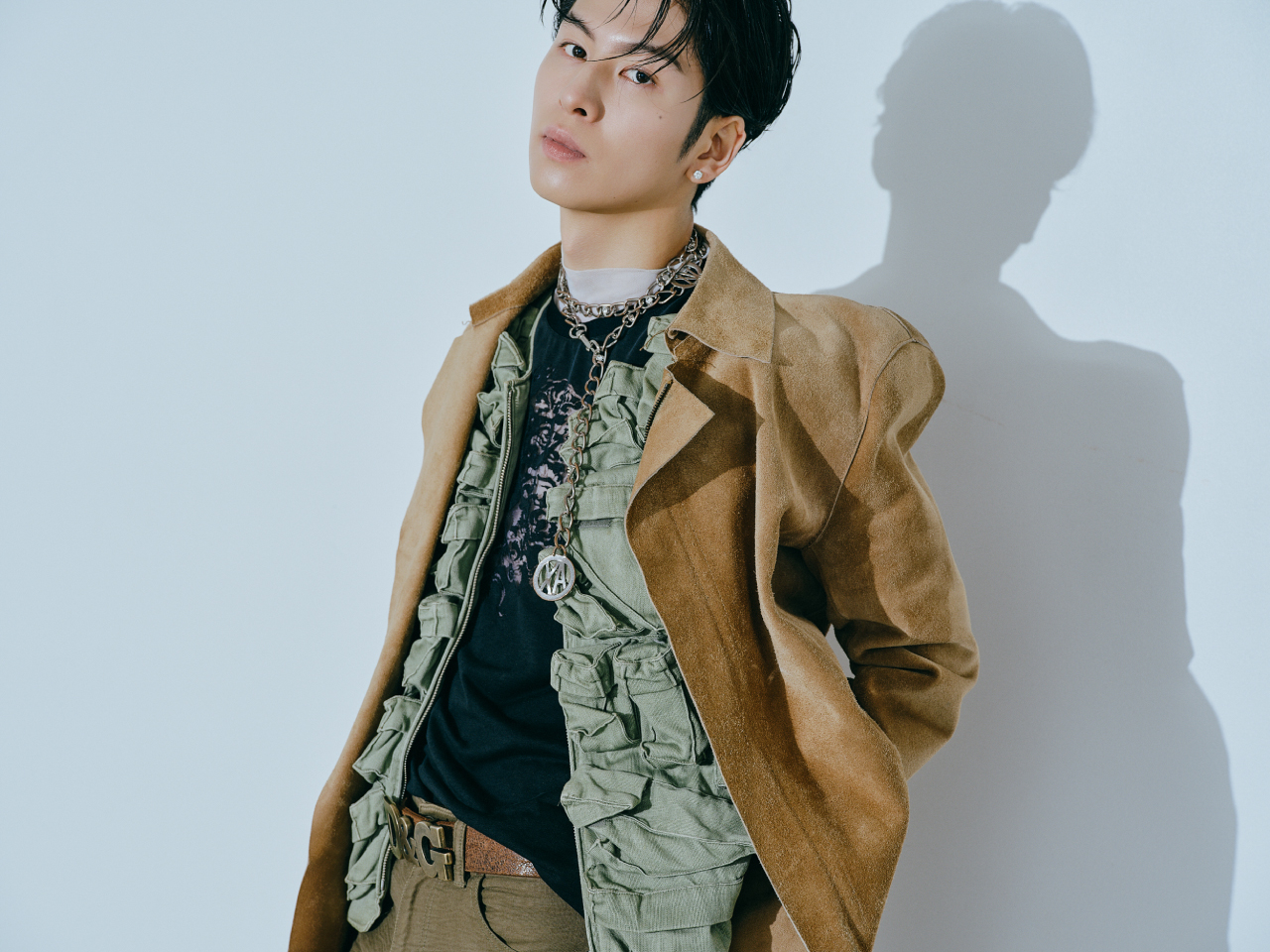スエード素材のジャケットとミリタリーベストをレイヤード。大ぶりなアクセサリーもポイントに