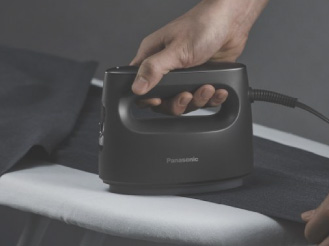 イメージ：プレス仕上げをする様子