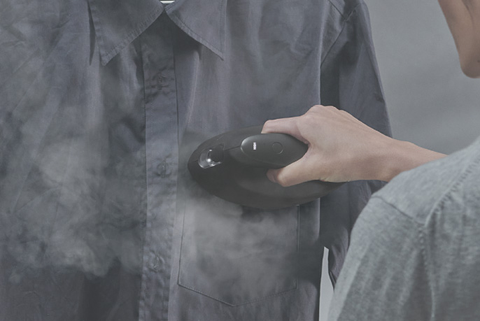 イメージ：シャツに衣類スチーマーをあてる様子