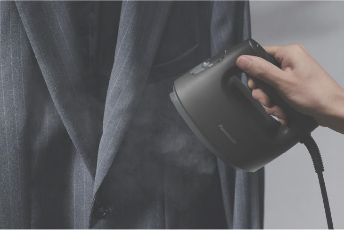 イメージ：ジャケットに衣類スチーマーをあてる様子