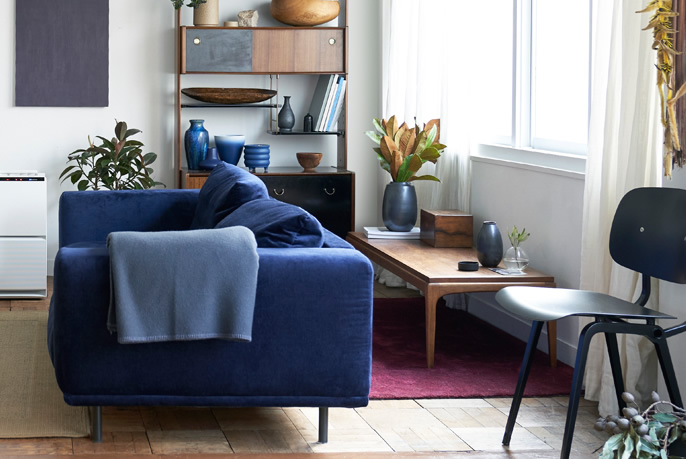 イメージ：ソファーの上にクッション、ブランケットがある。カーテンは開いている