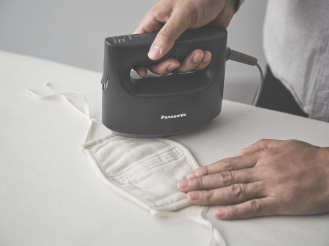 イメージ：マスクにアイロンをあてる様子