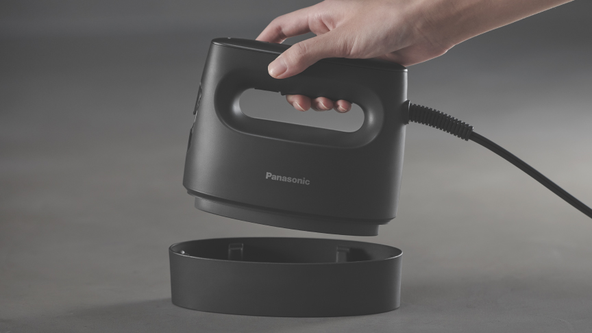 衣類スチーマーを軽々と持ち上げている写真