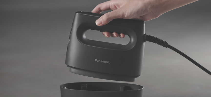 衣類スチーマーを軽々と持ち上げている写真