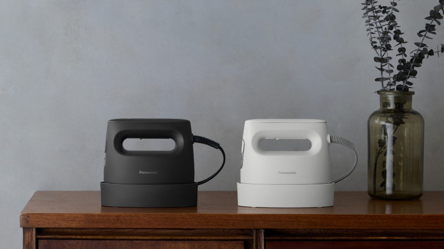 棚の上に置かれた衣類スチーマー