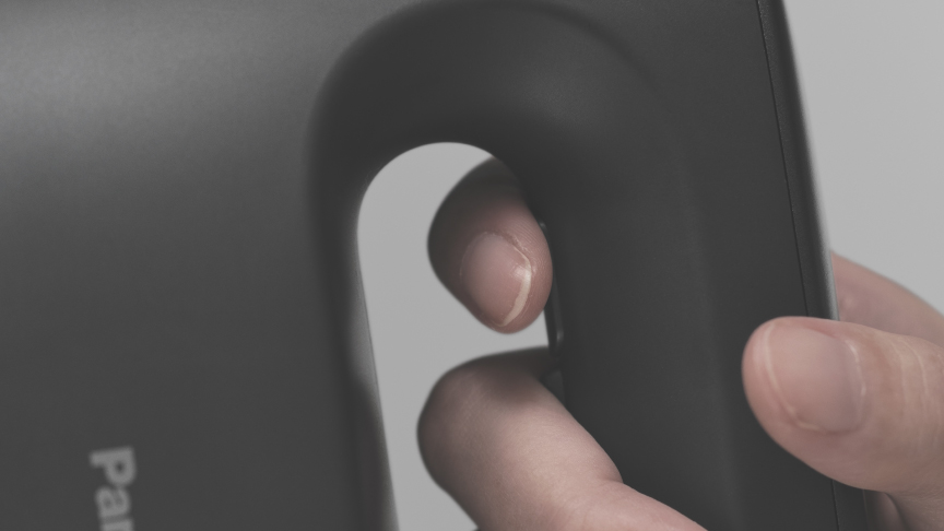 ボタンに触れるだけの「静電タッチ式スチーム操作」をしている写真