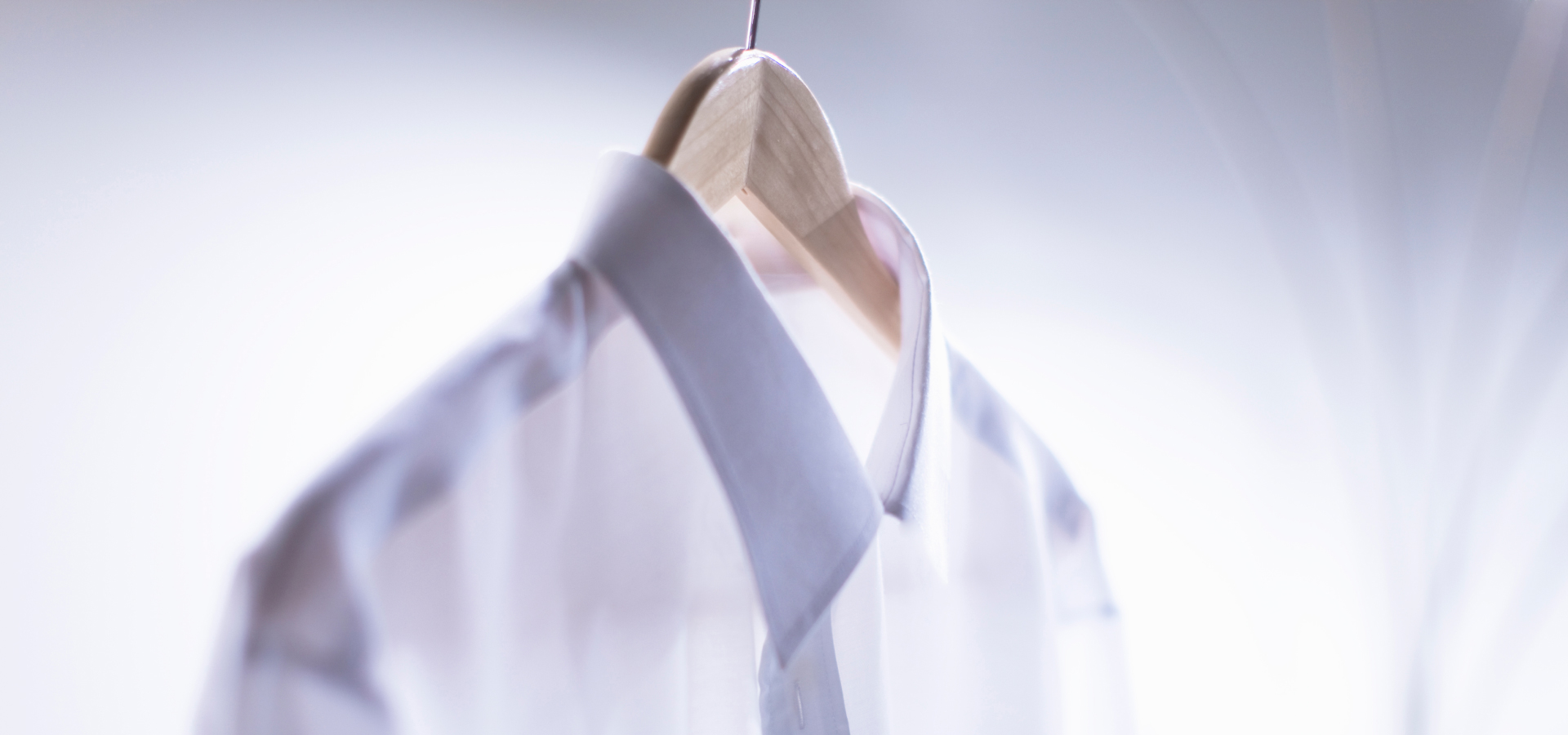 ハンガーにかけられたワイシャツの写真