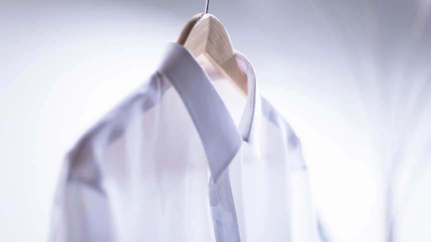 ハンガーにかけられたワイシャツの写真