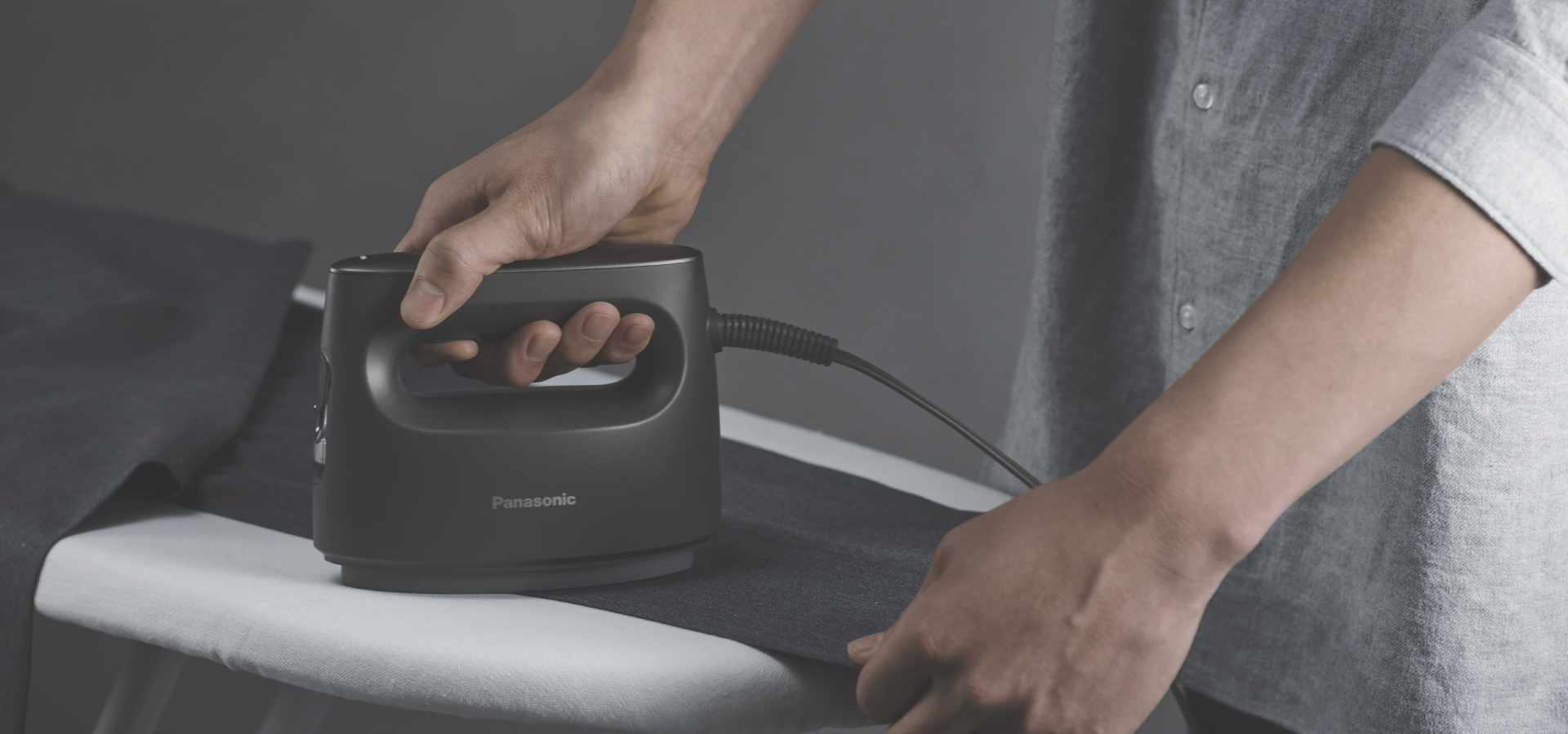 衣類スチーマーでプレスをしている写真