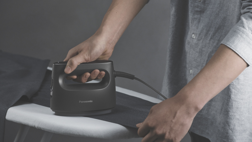 衣類スチーマーでプレスをしている写真