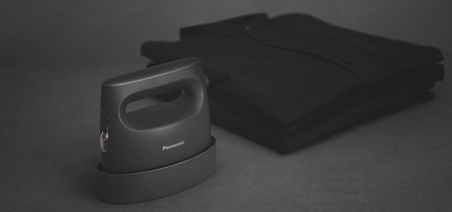 黒い色のシャツと衣類スチーマーの写真