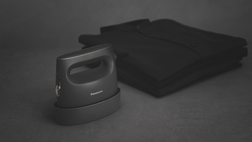 黒い色のシャツと衣類スチーマーの写真