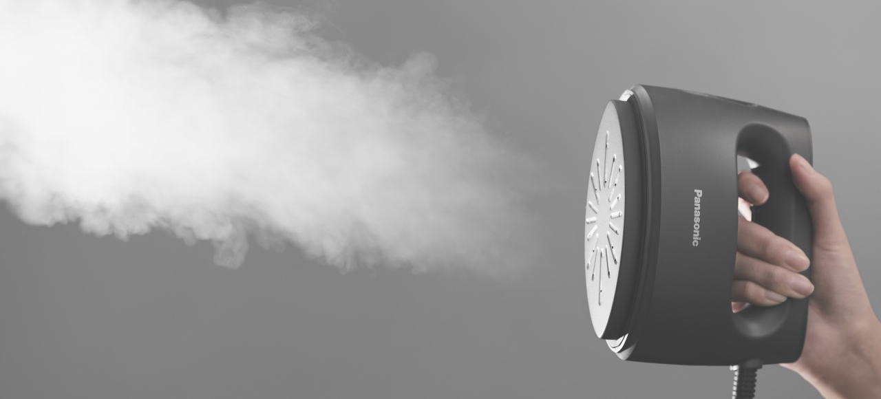 衣類スチーマーでスチームを出している写真