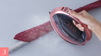 シワをけすように、スチームで浮かしがけをする