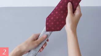 丸めた新聞紙を通す