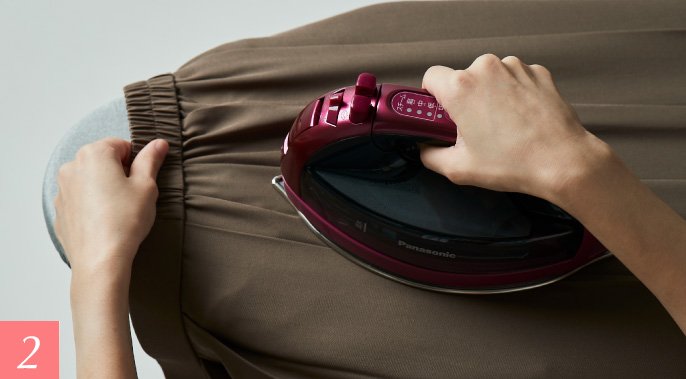 ウエスト部分を少し引っ張りながら、ウエストに向かってかける