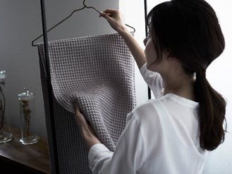 ［写真］ブランケットをハンガーにかけている様子