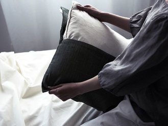 ［写真］カバーをクッションから外している様子