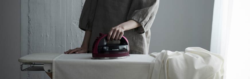 大物シーツにアイロンをかけている様子