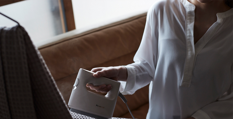 ブランケットを衣類スチーマーでケアする様子