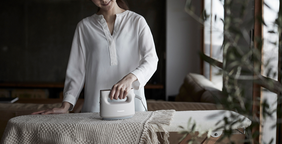 ブランケットを衣類スチーマーでケアする様子