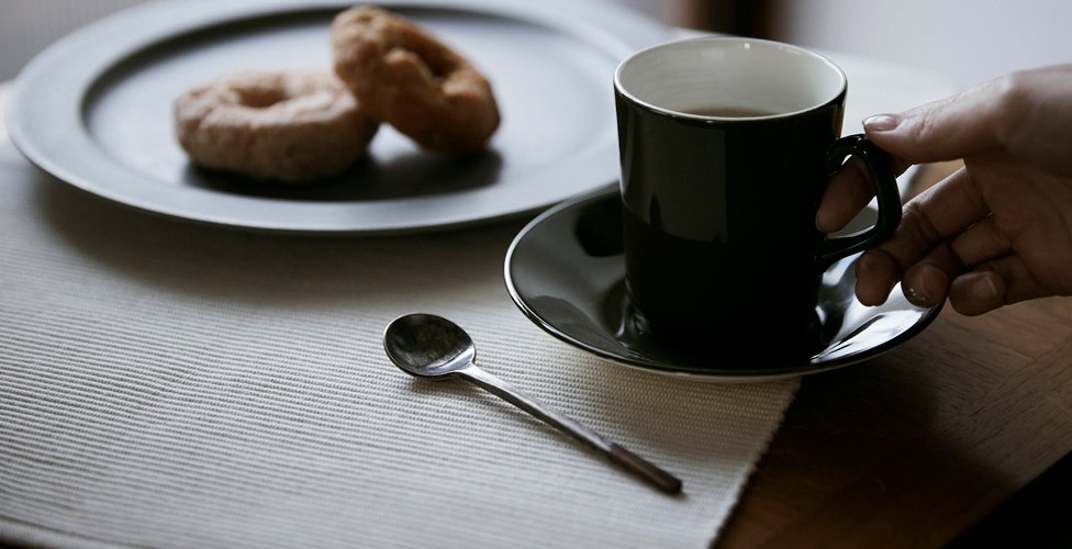 ランチョンマットを衣類スチーマーでケアする様子