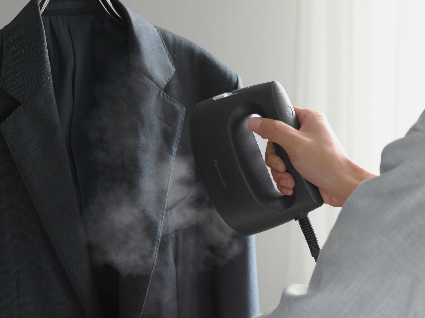 衣類に衣類スチーマーを当てる様子