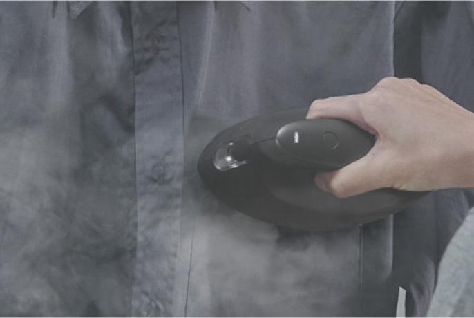 衣類にスチームをあてている様子